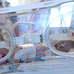 早産児の鼠径ヘルニア手術の重篤AE、NICU退室前vs.退室後／JAMA
